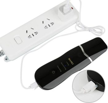 aparato de peeling ultrasónico facial cargandose con cable USB