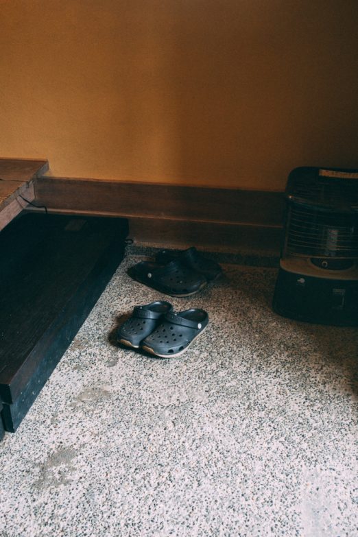 zuecos sanitarios negros encima de una alfombra