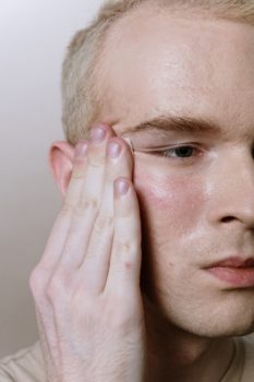 hombre limpiando su rostro antes de aplicarse el peeling ultrasónico facial