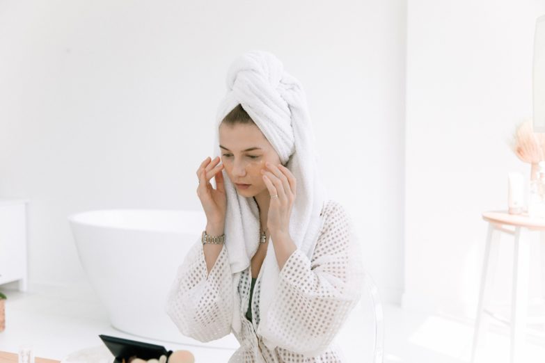 Mujer observando los resultados del peeling ultrasónico facial