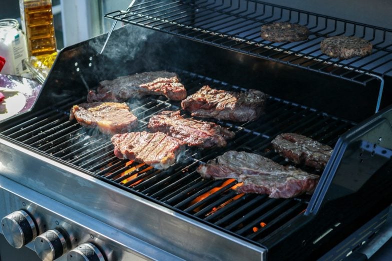 Cocinando en barbacoa de gas