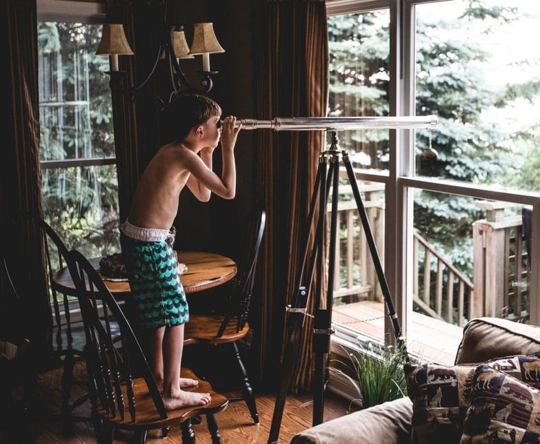 Niño con telescopio