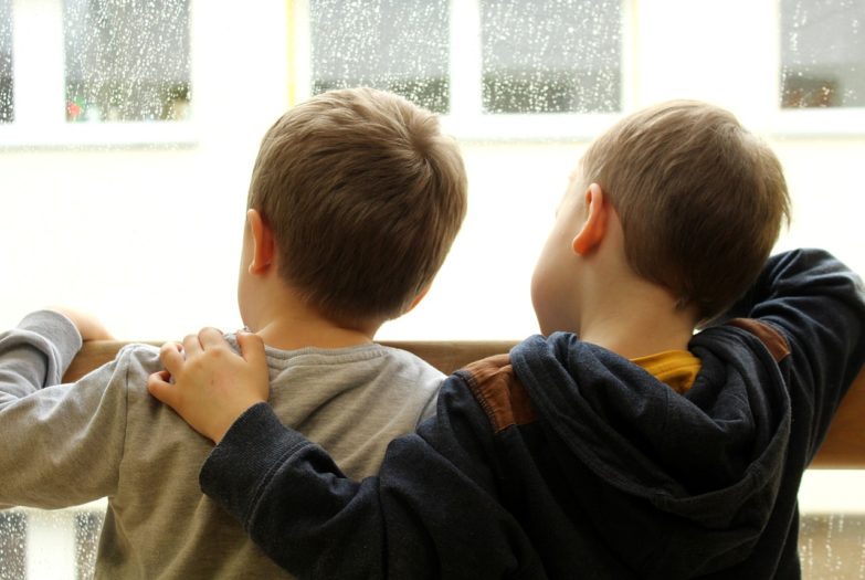 Niños mirando por la ventana