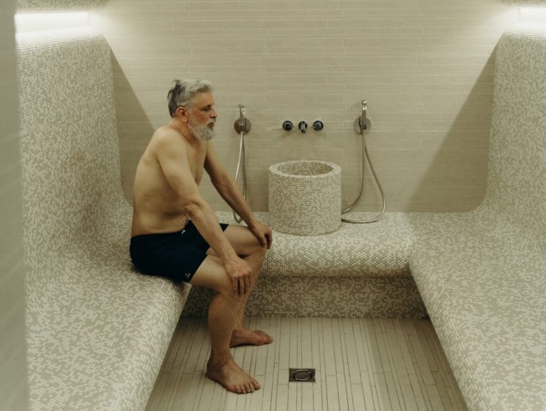 Hombre en sauna