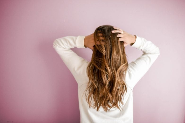 mujer de espaldas con cabello suelto