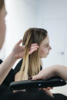 planchando el cabello