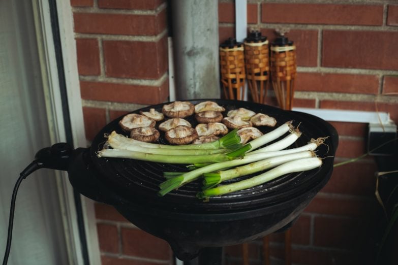 alimentos cocinándose en una barbacoa sin humo