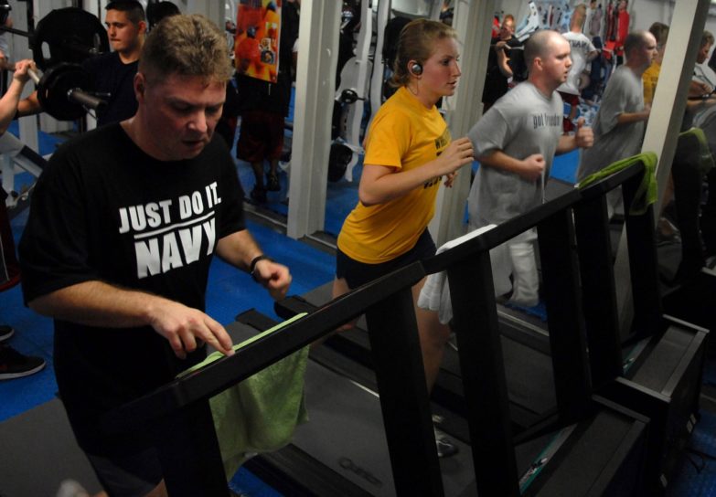 Cintas de correr en gimnasio