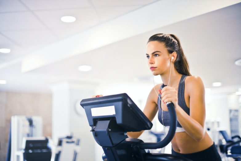 Mujer en cinta de correr