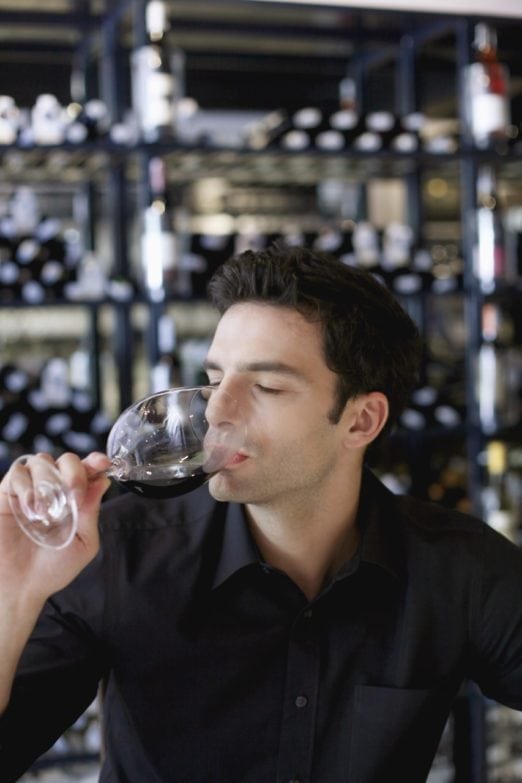 Consejos básicos que debes saber para catar un vino imagen 2 hombre catando una copa de vino