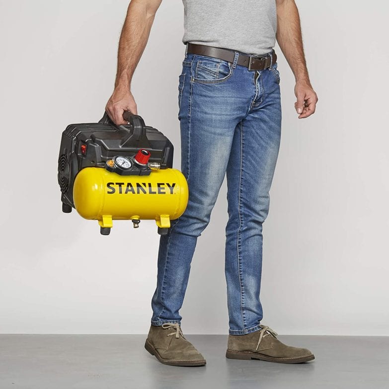 Los mejores compresores de aire para pintar imagen 33 hombre sujetando compresores de aire para ir a pintar