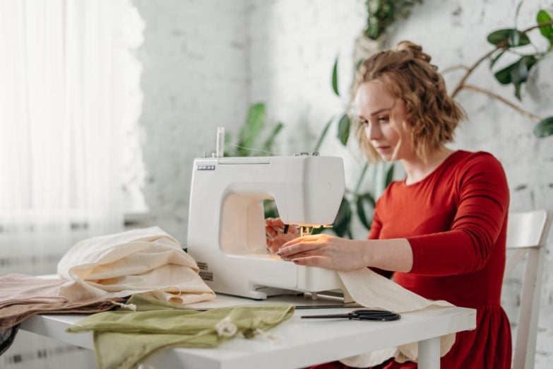 mujer cosiendo con una máquina de coser