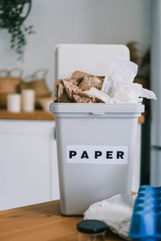 cubo de basura de reciclaje de papel