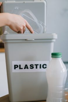 cubo de reciclaje de basura para reciclar plástico
