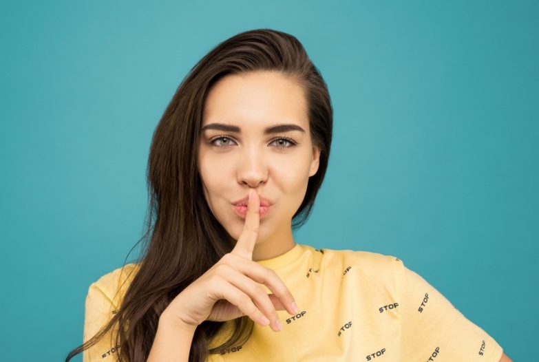 Mujer pidiendo silencio