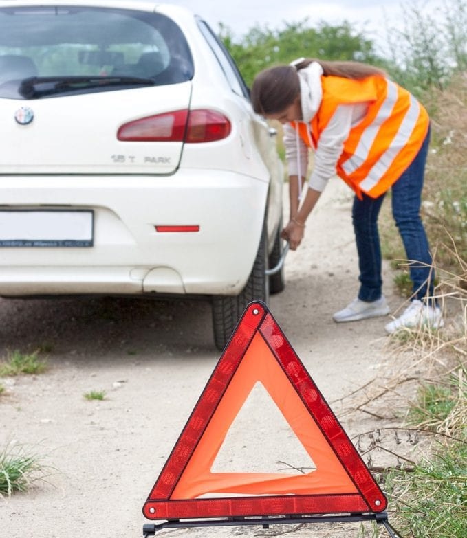 Triángulo de emergencia en la ruta