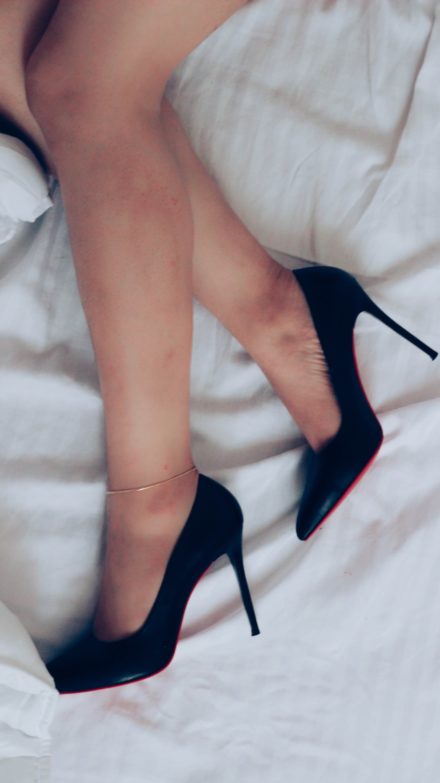 mujer con piernas depiladas con zapatos de tacón puestos
