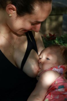 mujer amamantando a un bebé