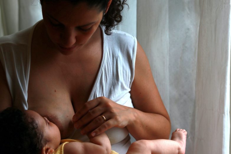 mujer amamantando a un bebé