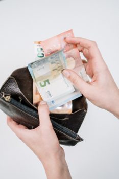 mujer sacando billetes de euros de una cartera