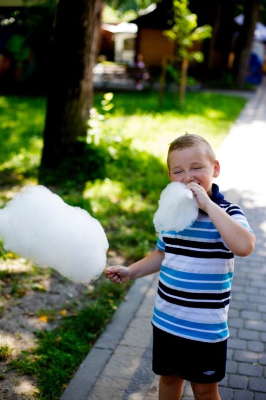 niño comiendo un algodón de azúcar