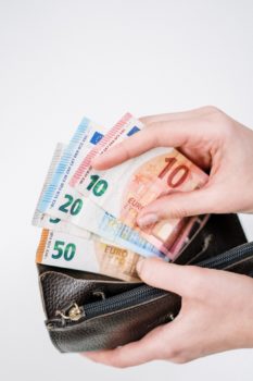 mujer sacando billetes de euros de una cartera