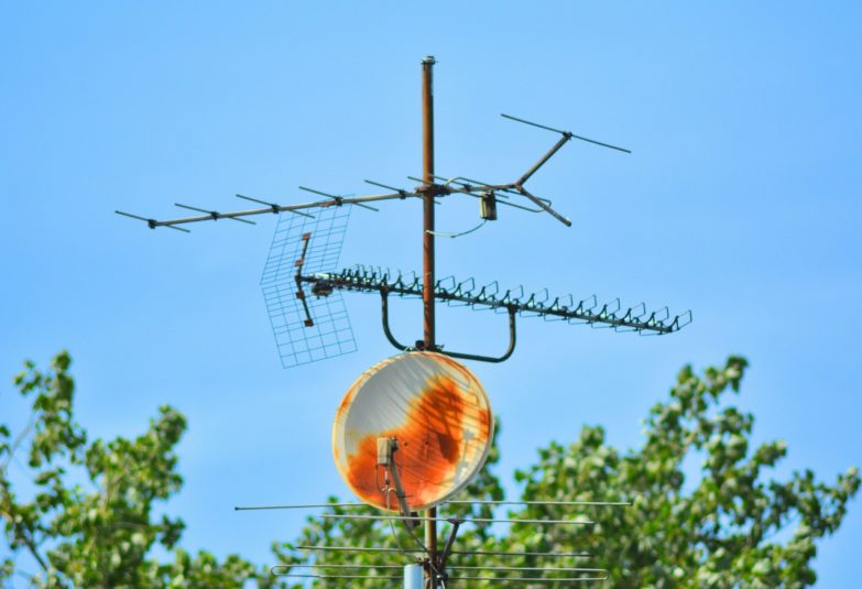 Antena tradicional y satelital