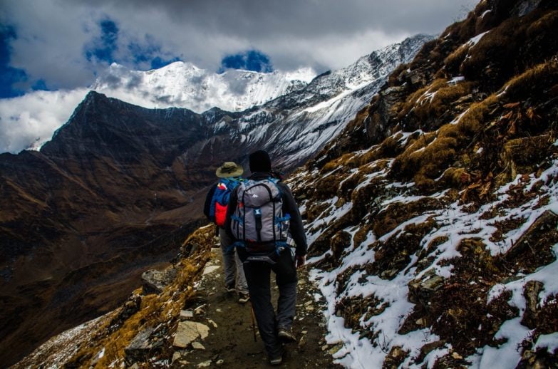 Personas subiendo una montaña