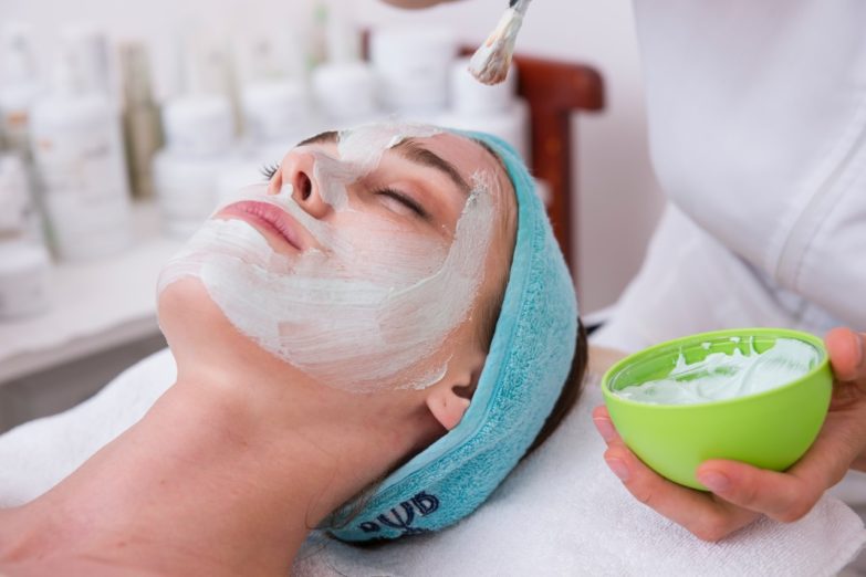 En qué consiste un tratamiento despigmentante para la cara imagen 2 aplicando mascarilla facial durante el tratamiento despigmentante