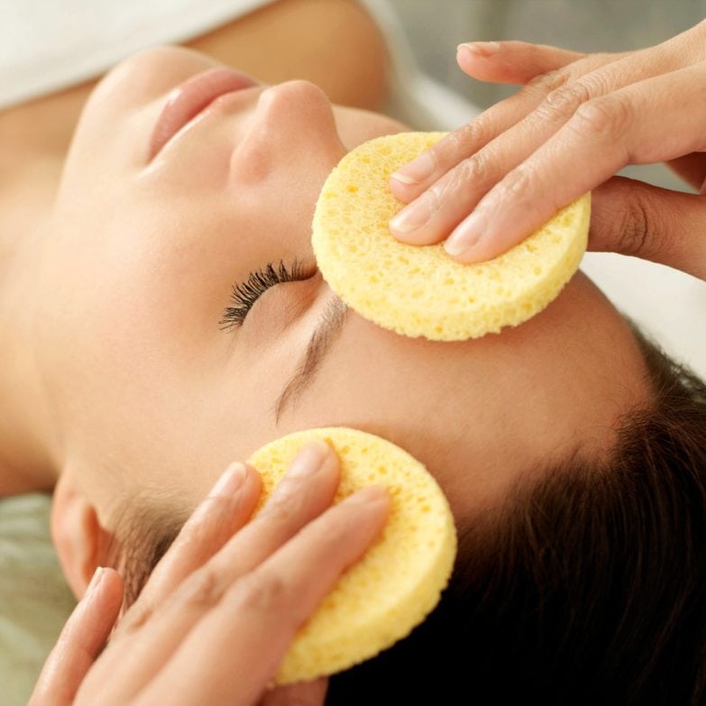 En qué consiste un tratamiento despigmentante para la cara imagen 1 limpieza profunda facial antes del tratamiento despigmentante