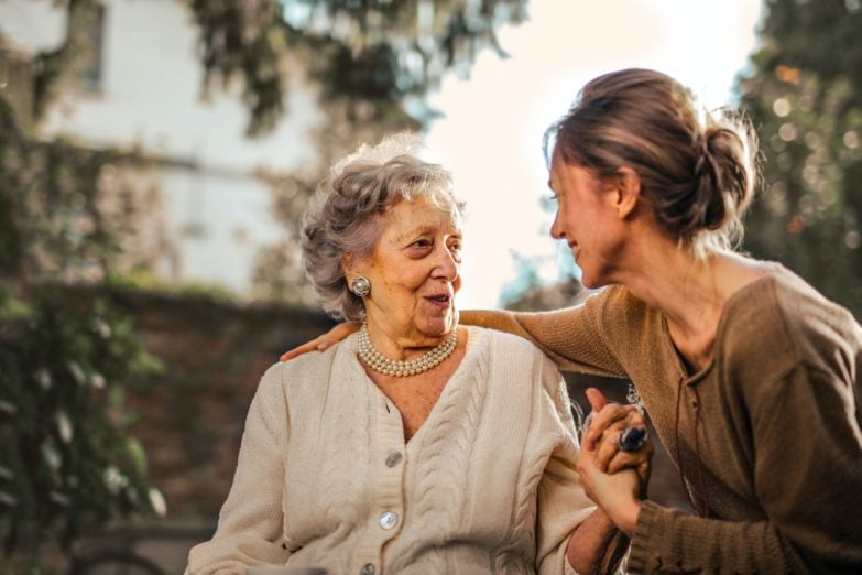 anciana conversando alegremente con una mujer