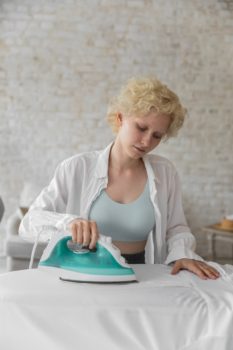 mujer planchando una tela delicada con un centro de planchado Braun