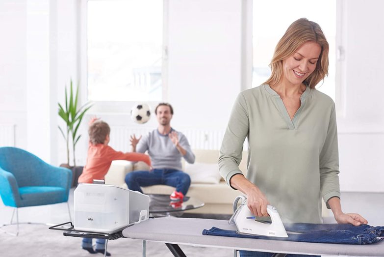 mujer planchando con un centro de planchado Braun