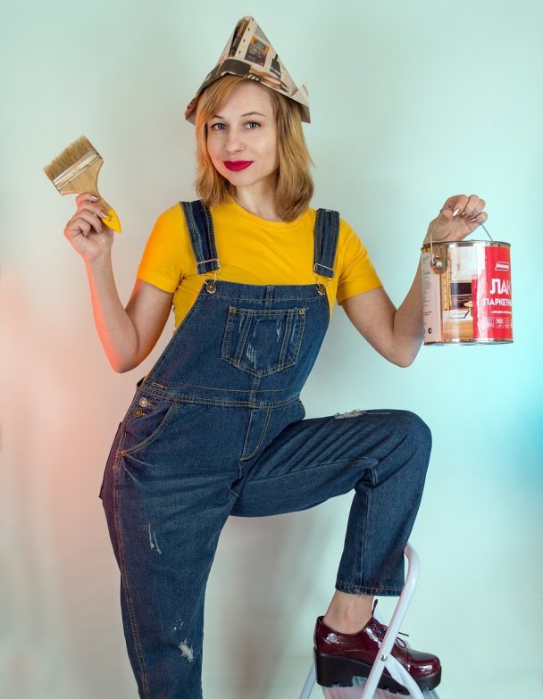 Mujer con peto para pintar