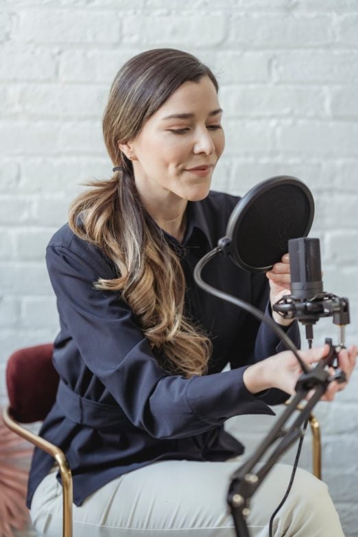 mujer ajustando un brazo para micrófono
