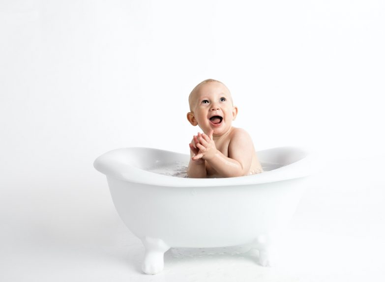 bebé dentro de una bañera para bebés