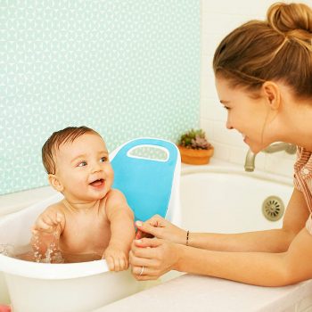 bebé dentro de una bañera para bebés con superficie antideslizante