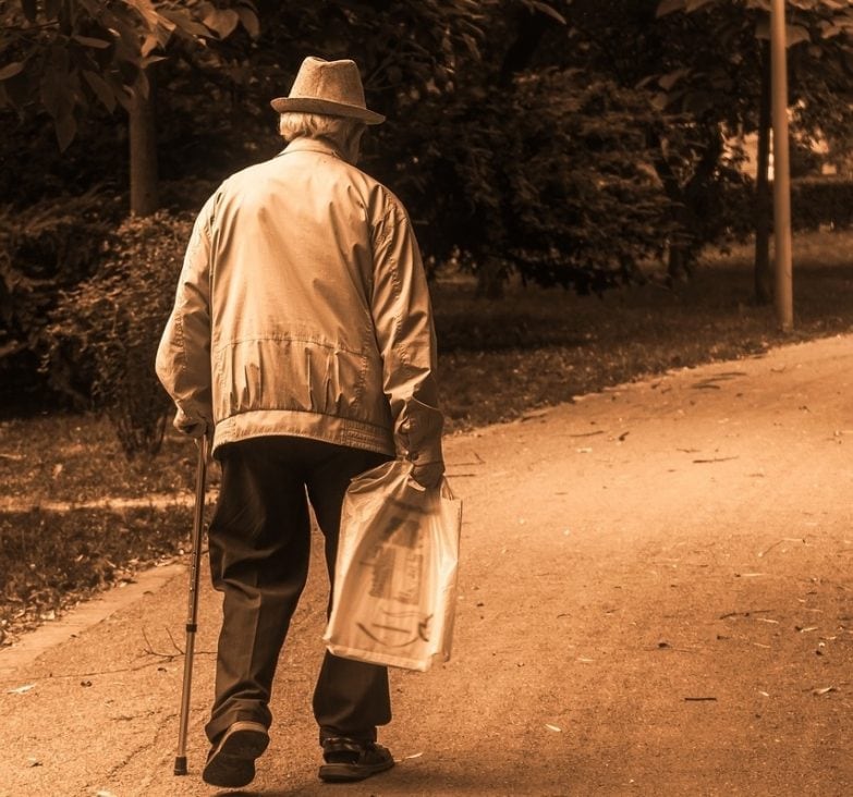 Hombre caminando con bastón