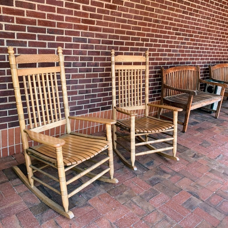 mecedoras y muebles de madera que sirven como sillones de lactancia
