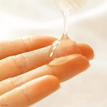 vertiendo lubricante a base de agua en los dedos