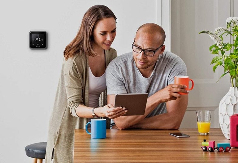 Pareja controla termostato inteligente