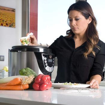 mujer vertiendo los ingredientes en una olla programable