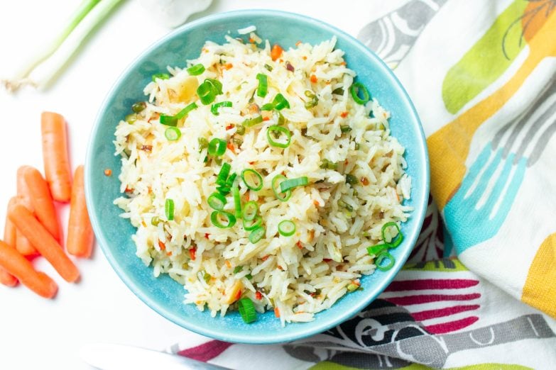 arroz blanco cocido con vegetales en un plato