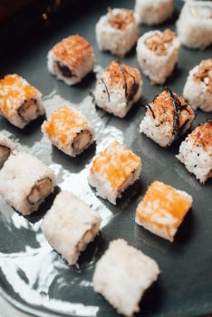 rolls de sushi en un plato