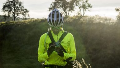 Ciclista con teléfono