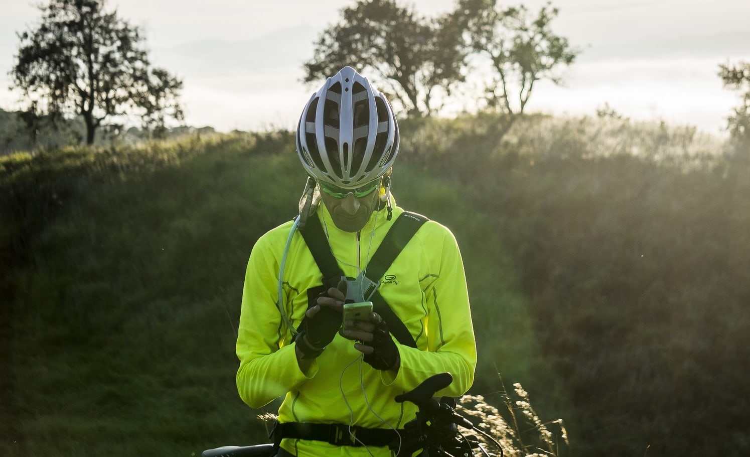 Ciclista con teléfono