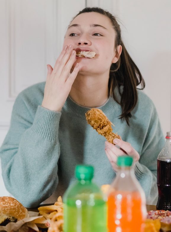 Mujer comiendo alimentos procesados