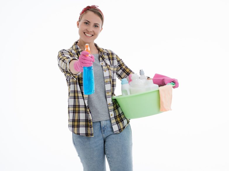 Mujer con artículos de limpieza
