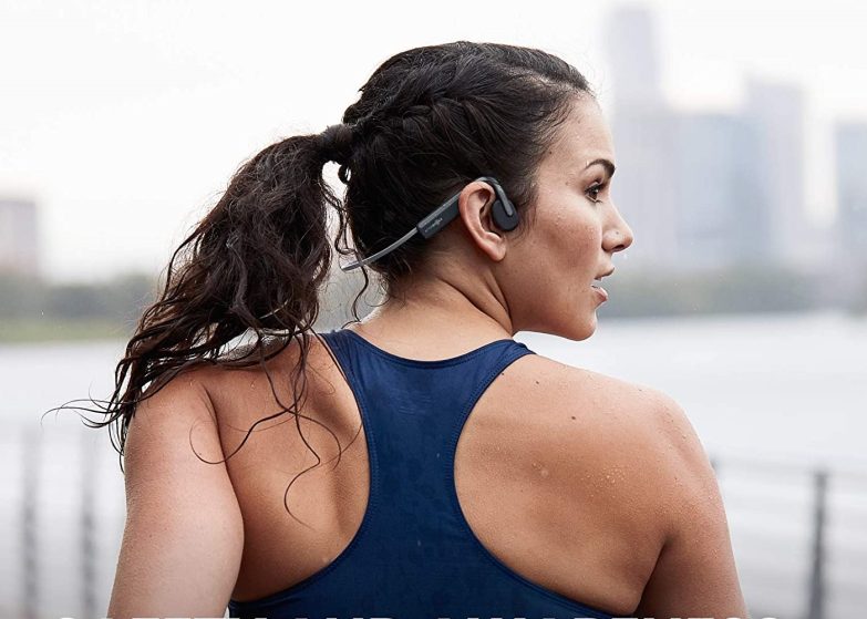 Mujer con auricular de conducción ósea