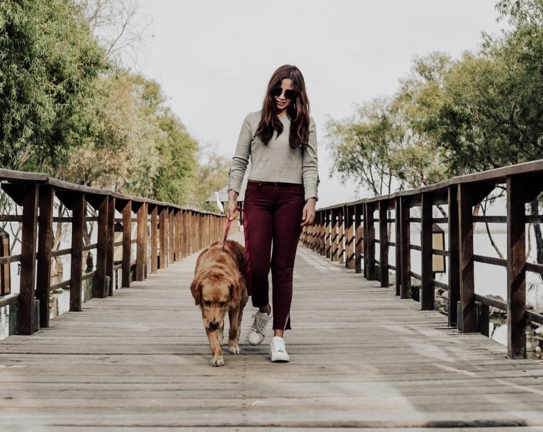 Mujer paseando perro